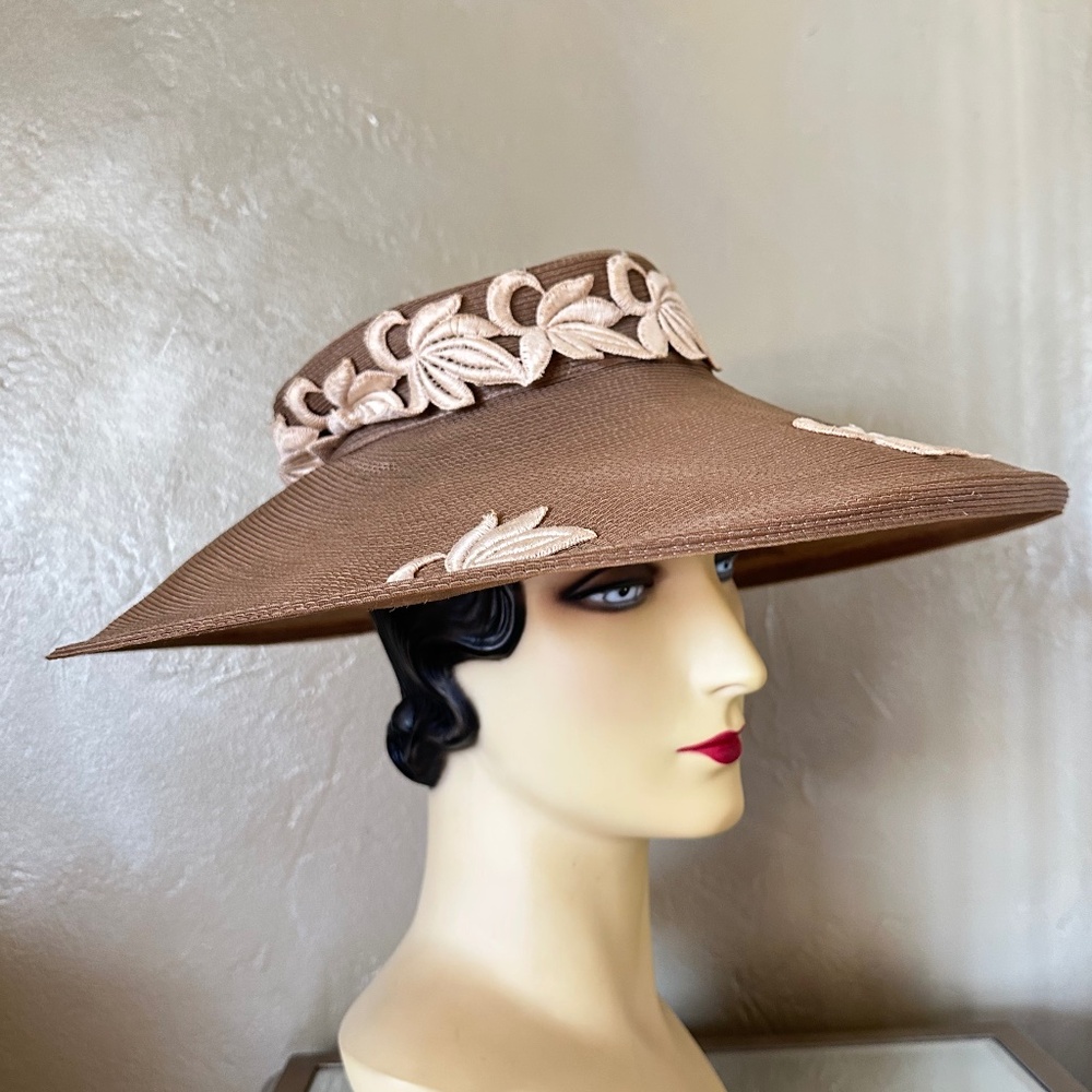 CHARMING 1950s' BEIGE WIDE BRIM HAT WITH IVORY COLOR APPLIQUES